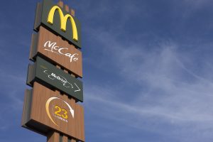 Компания McDonald`s продолжит выплачивать зарплаты сотрудникам во время логистического простоя. Фото: pixabay.com