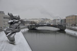Около двух тысяч инженерных сооружений помоют в Москве после зимы. Фото: Анна Быкова