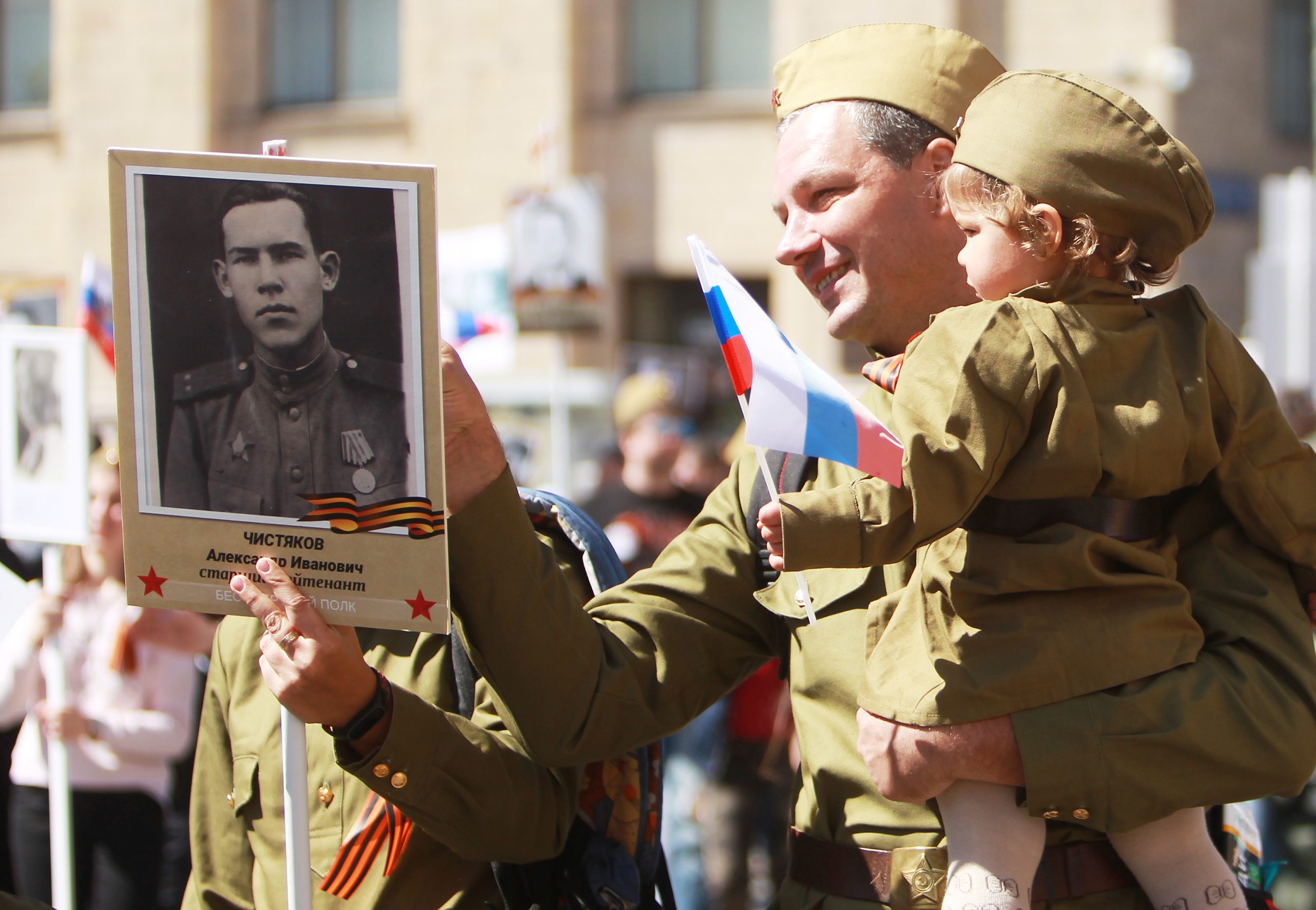 Фото бессмертного полка. 9 Мая. Фоторепортаж день Победы. День Победы Бессмертный полк. 9 Мая люди.