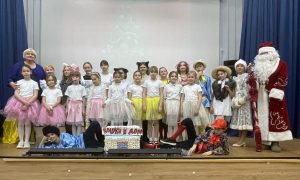 Пятиклассники школы №498 провели новогодний концерт. Фото взято со страницы школы в социальных сетях