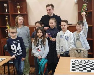 Ученики школы №498 приняли участие в турнире по шахматам. Фото взято со страницы школы в социальных сетях