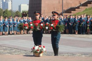 Сотрудники налоговой службы возложили цветы к мемориалу павшим в ВОВ на Поклонной горе. Фото Ярослав Чингаев