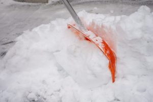 Сотрудники «Жилищника» очистили от снега дороги в Таганском районе. Фото: Анна Быкова, «Вечерняя Москва»