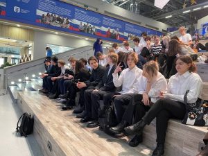 Ученики школы №498 посетили выставку-форум «Россия». Фото взято со страницы школы в социальных сетях