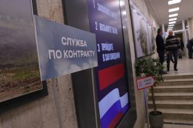 Артисты Москонцерта встретились с контрактниками в Едином пункте отбора на военную службу в Москве. Фото: Анатолий Цымбалюк, «Вечерняя Москва»