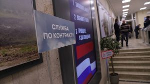 Группа «Катюша» встретилась с контрактниками в Едином пункте отбора на военную службу в Москве. Фото: Анатолий Цымбалюк, «Вечерняя Москва»