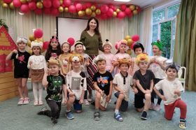 Детский спектакль на английском языке прошел в школе №498. Фото: страница школы №498 в социальных сетях