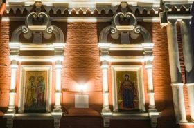 Храм Святых Апостолов оборудовали архитектурно-художественной подсветкой. Фото: Telegram-канал городского хозяйства Москвы