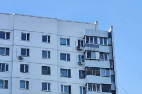 Сотрудники «Жилищника» провели проверку безопасности домов Таганского района. Фото: Алина Моисеенко, «Вечерняя Москва»