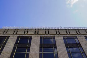 Сотрудники «Иностранки» пригласили горожан принять участие в создании фотостены. Фото: Ксения Догонашева, Вечерняя Москва