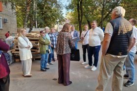 Первый заместитель главы управы встретился с жильцами дома. Фото: страница управы Таганского района в социальных сетях.