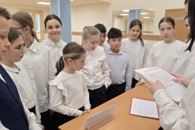 Яркий старт: в школе №498 прошло торжественное посвящение в пятиклассники. Фото: страница школы №498 в социальных сетях