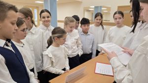 Яркий старт: в школе №498 прошло торжественное посвящение в пятиклассники. Фото: страница школы №498 в социальных сетях