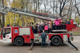 Ученики школы №498 посетили пожарную станцию. Фото: официальная страница школы №498 в социальных сетях