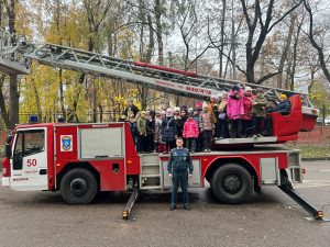 Ученики школы №498 посетили пожарную станцию. Фото: официальная страница школы №498 в социальных сетях