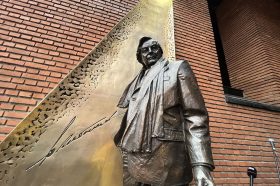 Памятник режиссеру появился около Театра на Таганке. Фото: пресс-служба Департамента культуры города Москвы