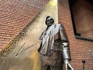 Памятник режиссеру появился около Театра на Таганке. Фото: пресс-служба Департамента культуры города Москвы